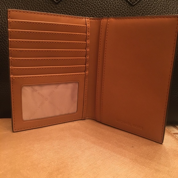 COPY - Michael Kors Passport Holder - Picture 4 of 11